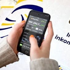 Kryptohandel i en mobil och deklarationsblankett.