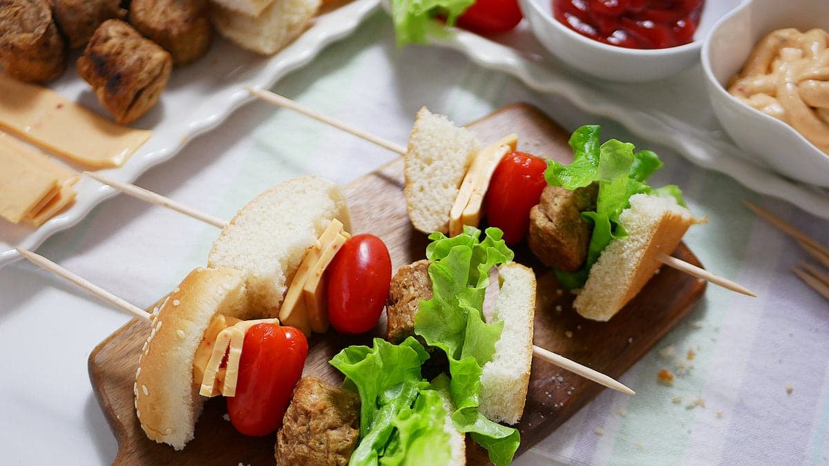 Hambullespett, mini-hamburgare med en köttbulle i mitten