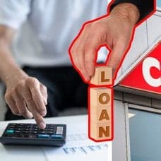 Person med miniräknare vänster. CSN-skylt höger. Person med examenshatt höger. En hand med kuber som det står loan på till vänster.