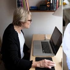 Kvinna vid en dator.