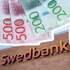 Swedbanks skylt, svenska sedlar och kvinna
