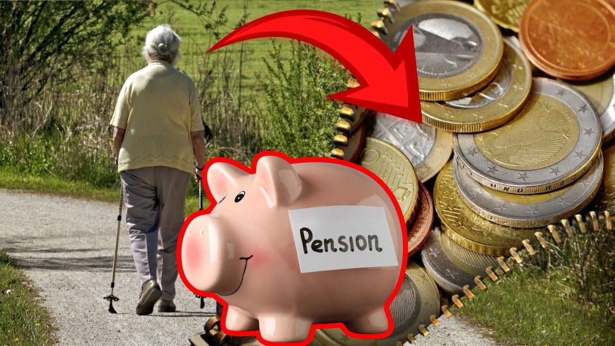 Gammal dam bakifrån. Mynt under en dragkedja höger. Spargris med text Pension på i mitten.