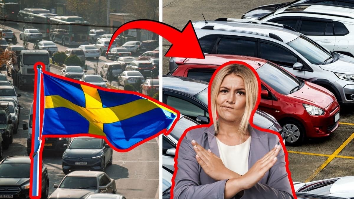 Trafik vänster. Parkerade bilar höger. Utklippt svensk flagga vänster. Kvinna som gör ett x med armarna utklippt höger. Röd pil pekar på kvinnan.