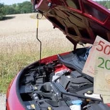 Bil med öppen motorhuv och pengar i en plånbok.