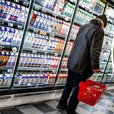 Man med kundkorg i matbutik och Arlas rosa mjölk