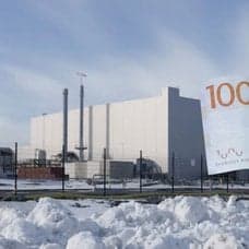 Northvolts fabrik och pengar i en plånbok.