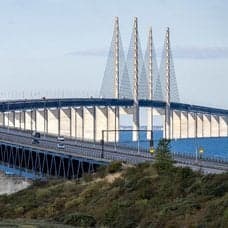 Öresundsbron och en bil som brinner.