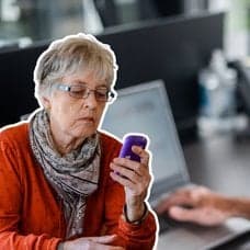 Kvinna med telefon och en telefonförsäljare.