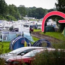 En svensk camping och en skylt med texten Här solar och badar vi nakna.