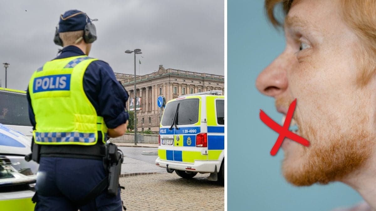 En polis i uniform med en polisbil i bakgrunden och en man som ropar.