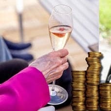 Pensionär och rullstol.