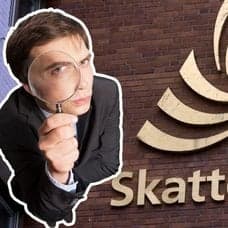 Man med ett förstoringsglas samt Skatteverkets huvudkontor.