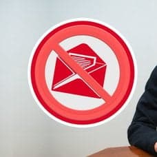 Äldre man vid dator