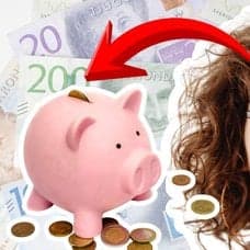 Kontanter bakgrunden. En spargris vänster. Kvinna som håller kontanter höger.