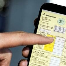Deklaration i mobilen och ett utropstecken.