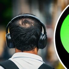 En man bakifrån som lyssnar på musik i sina hörlurar. vänster. Spotify-app-ikon höger.