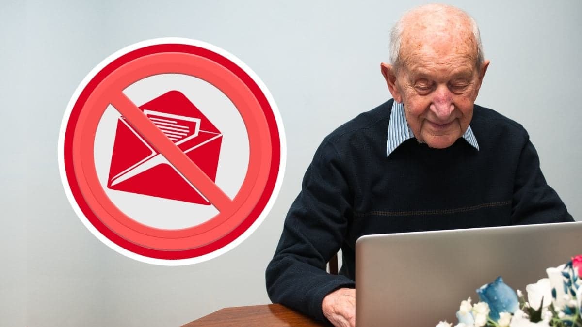 Äldre man vid dator