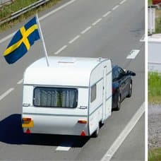 Husvagn som kör på bilväg och en campingskylt.