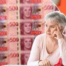 En pensionär och sedlar och orangea kuvert.