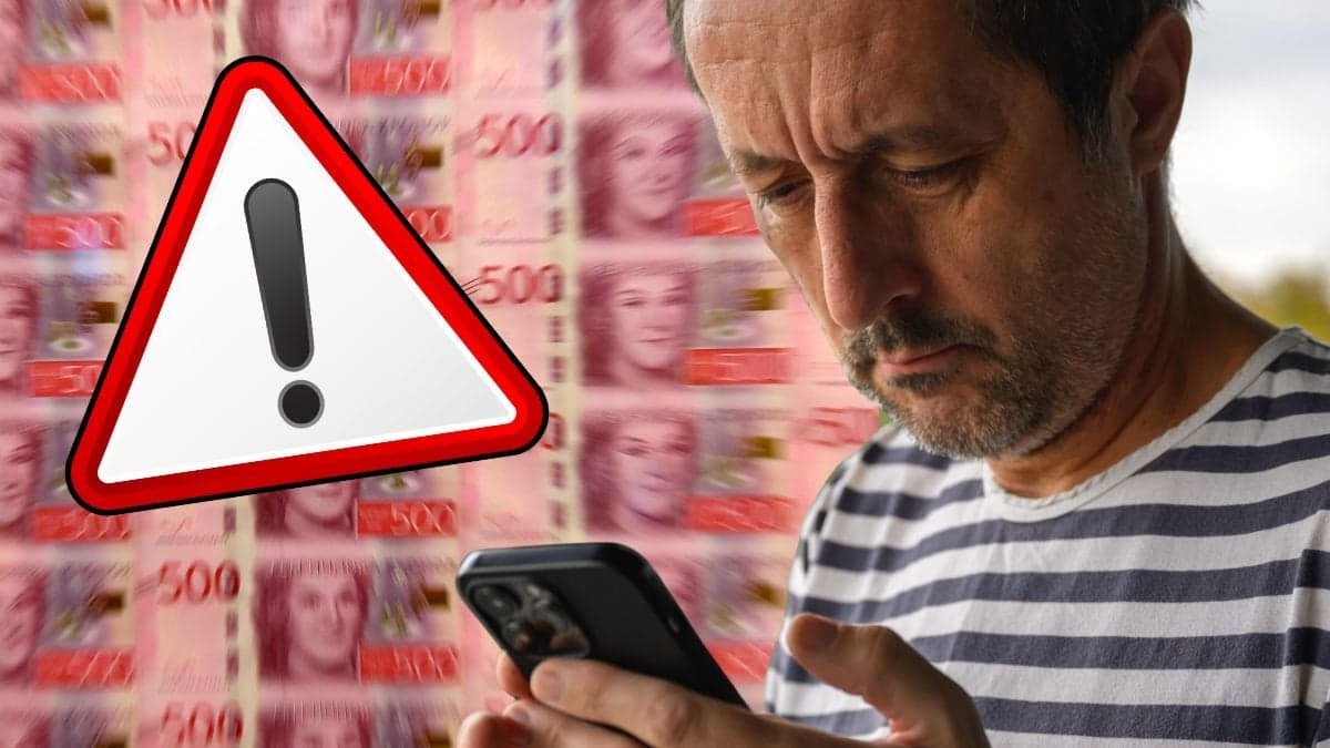 Pengar, varningstriangel och en man som läser ett sms.