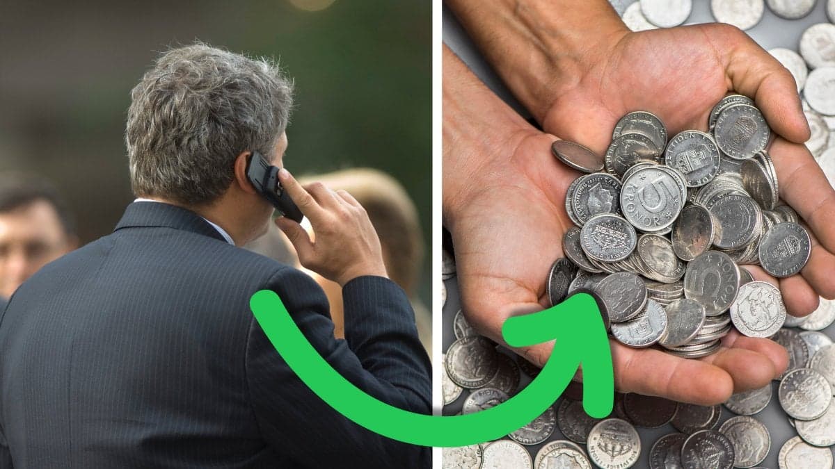 Kostymnisse pratar telefon och svenska kronor.