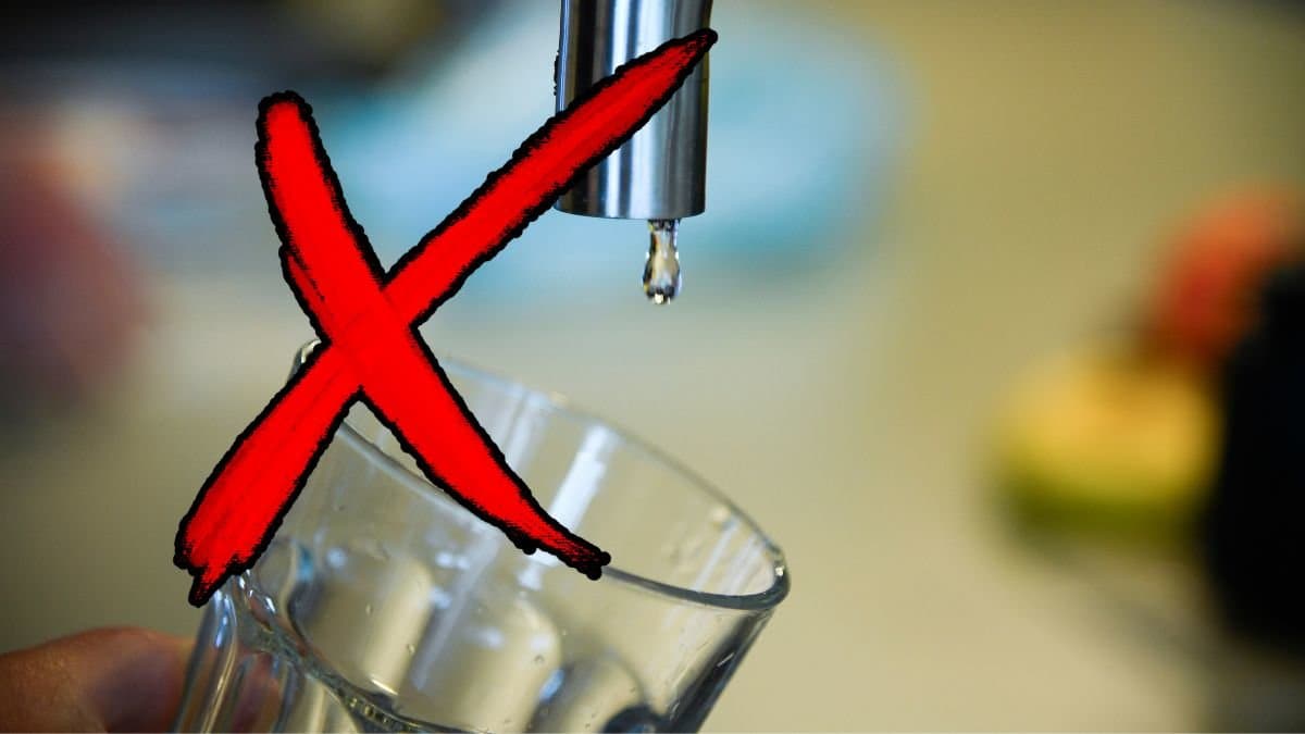 Bild på kranvatten med ett rött kryss över.
