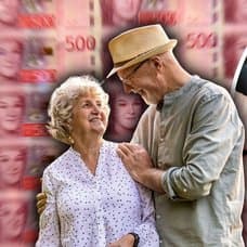 Pengar, plånbok och äldre par.