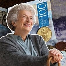 Pengar, champagneglas och en glad kvinna med käpp.