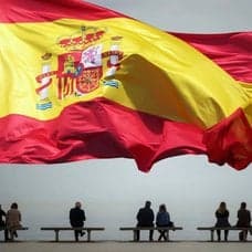 Människor på flykt och spanska flaggan.