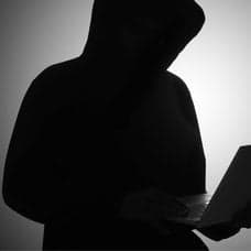 Bedragare med en dator och en tom plånbok.