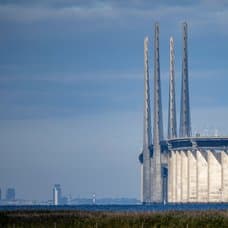 Öresundsbron med strandängarna i Bunkeflo i förgrunden i slutet på september 2025.