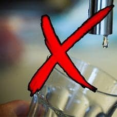 Bild på kranvatten med ett rött kryss över.