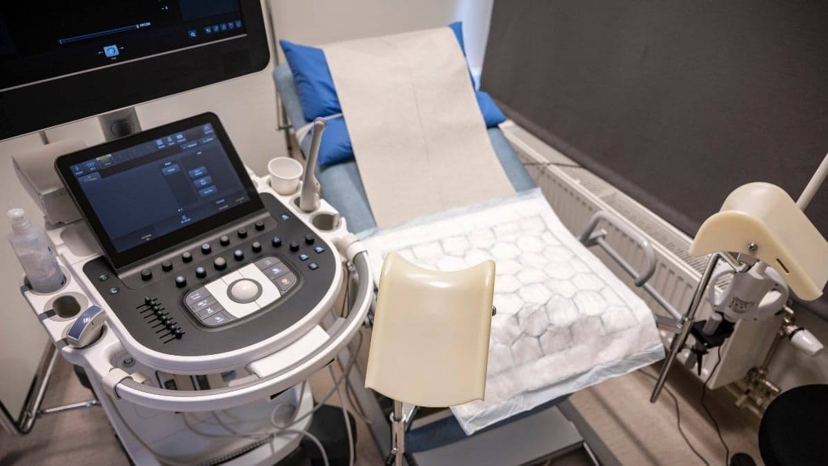 En gynekologmottagning med patienstol och andra sjukhusverktyg.