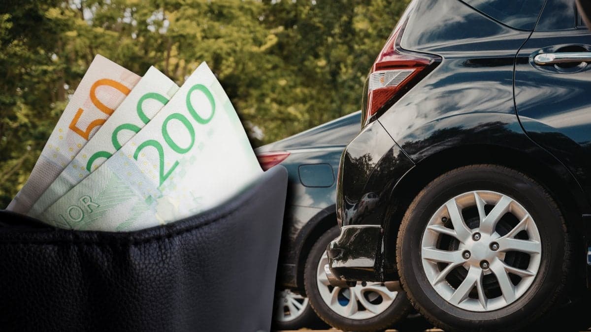 Flera bilar parkerade i bakgrunden. Utklippt plånbok med två stycken 200-lappar till vänster.