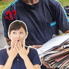 Kvinna, bil, brevbärare, frågetecken