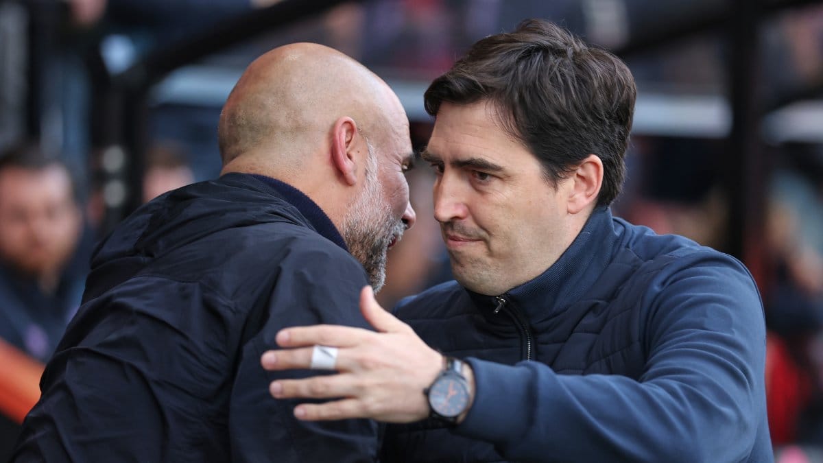 Pep Guardiola, till vänster, hälsar på Andoni Iraola före Premier League-matchen i England.