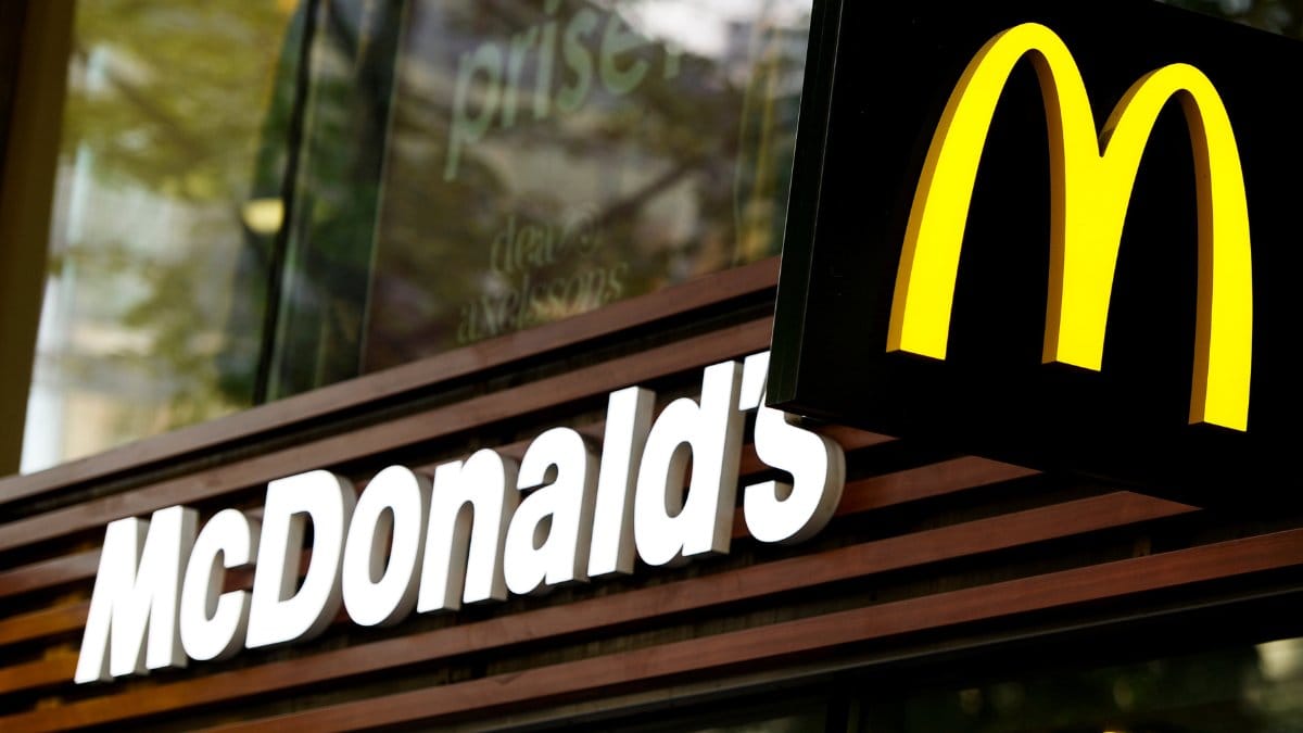 En McDonald's ingång med två McDonald-skyltar.