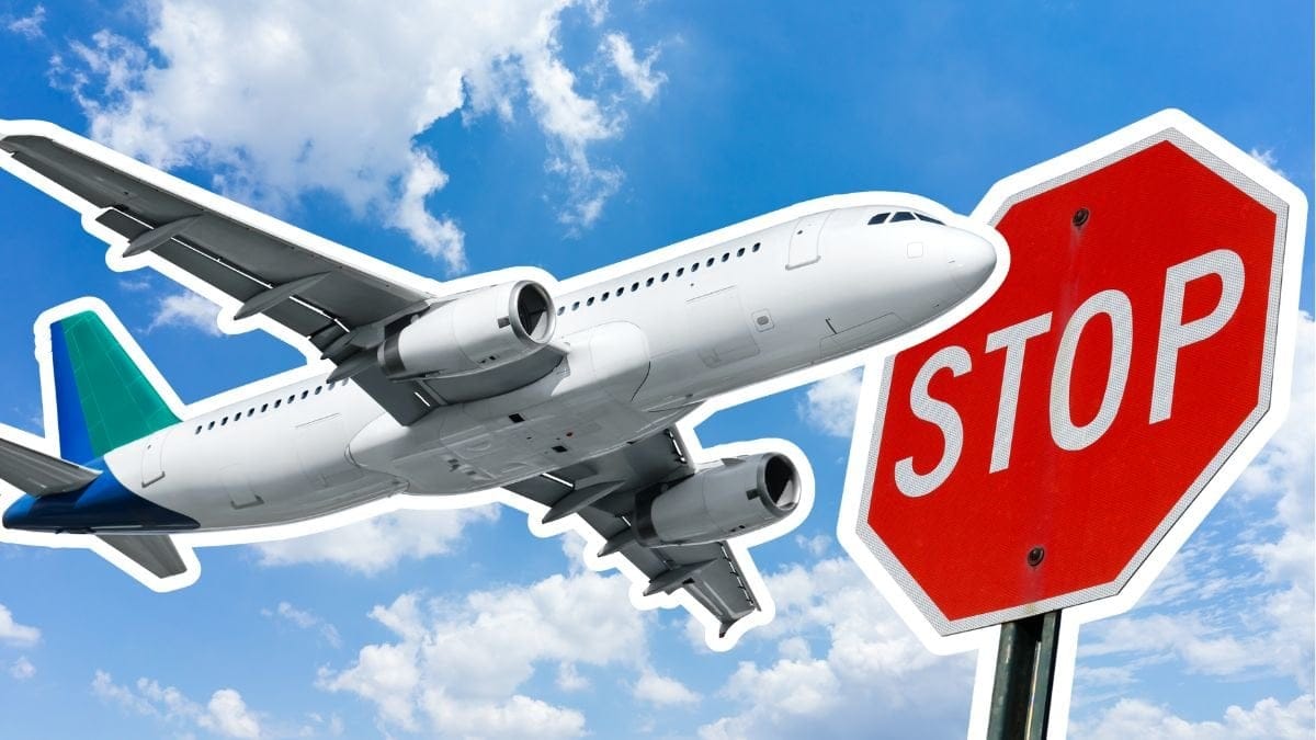 Blå himmel, flygplan och stopp-skylt