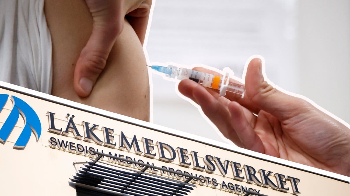 En spruta injekteras i en arm i bakgrunden. En utklippt skylt av Läkemedelsverket framför.