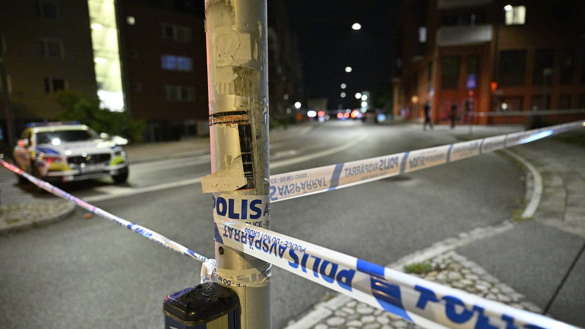 En ung man skottskadades i Malmö under tisdagskvällen. 