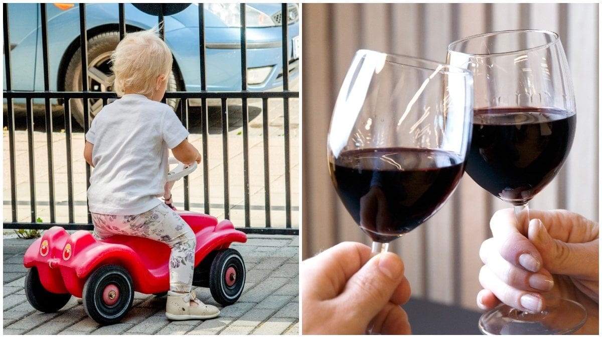 ett barn på en bobbycar och två glas rödvin i en skål.