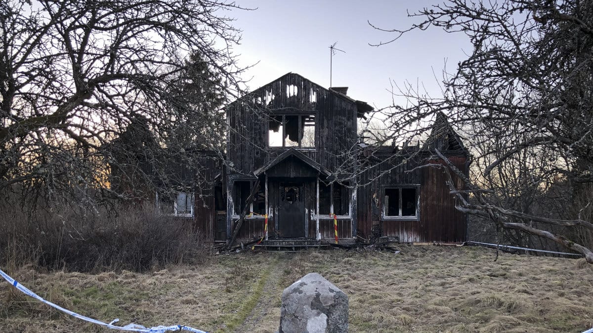Mordbranden ägde rum i februari – nu åtalas tre ungdomar.