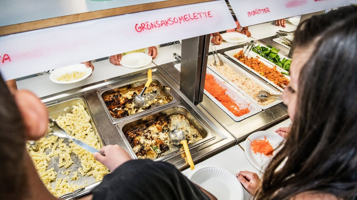 En skolmatsbuffé där barn tar sin mat.