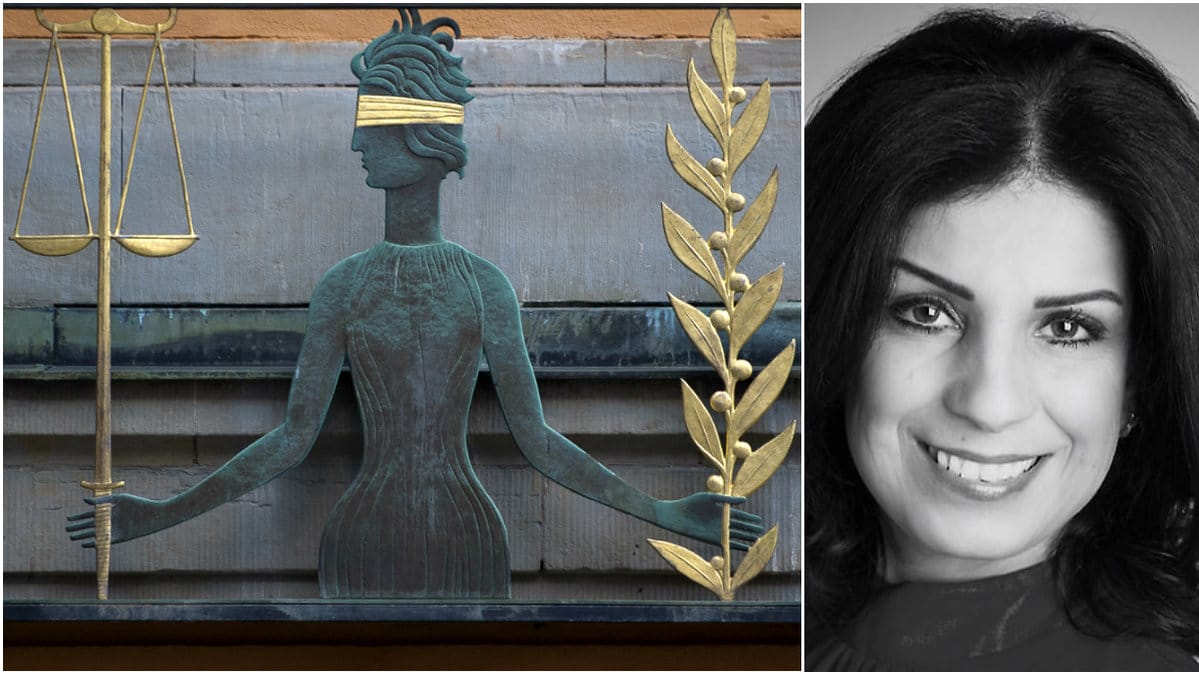 Stockholms Tingsrätt. med Justitia på väggen ovanför ingången till Säkerhetssalen
