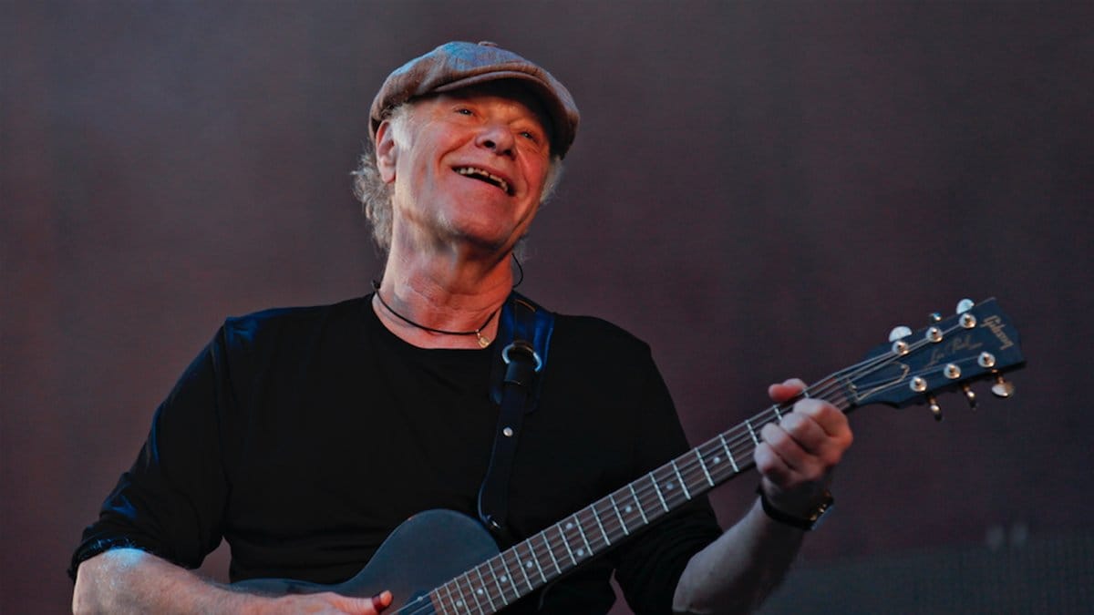 Kim Larsen med gitarr.