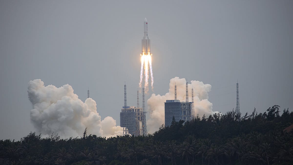 Raketen, vars skrot kommer att landa på jorden, sköts upp i rymden den 29 april.