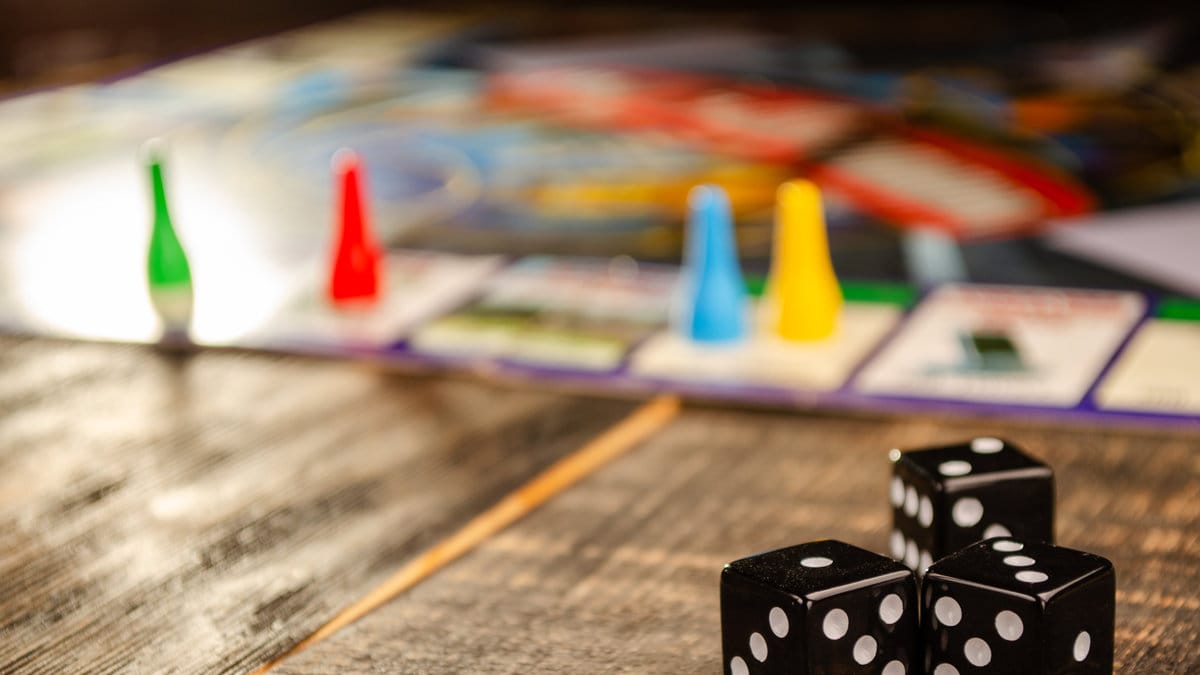 spelplan med tärningar