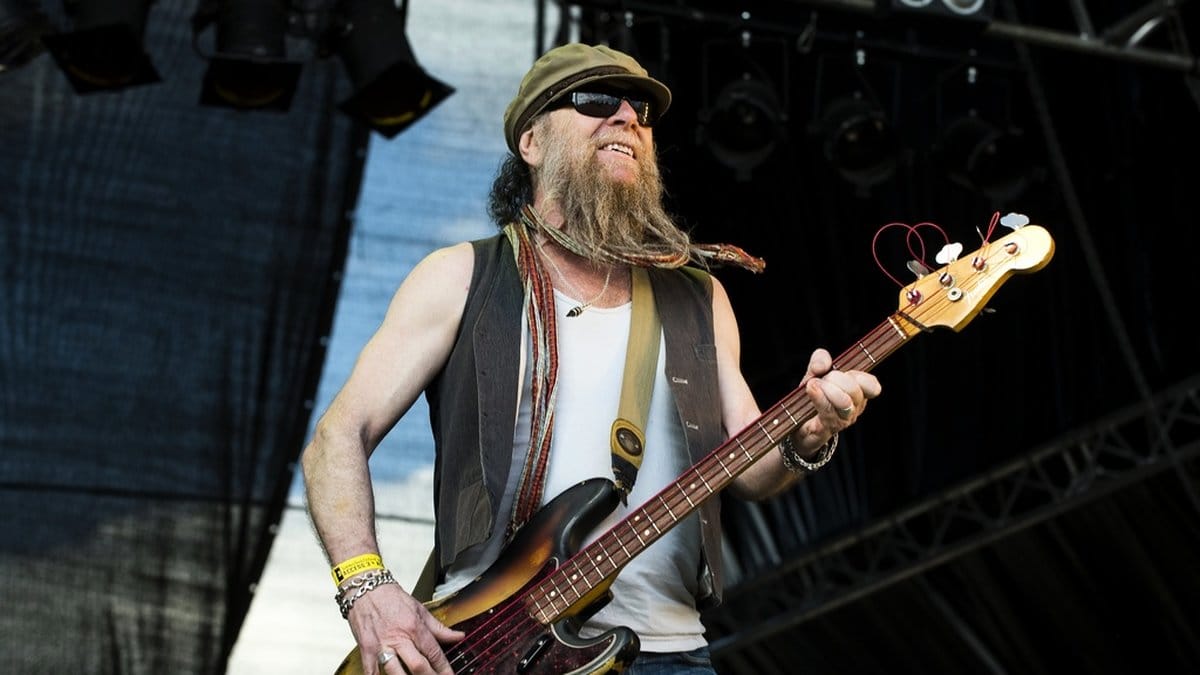 Nikke Ström vid ett framträdande med Nationalteatern 2012 på Sweden Rock