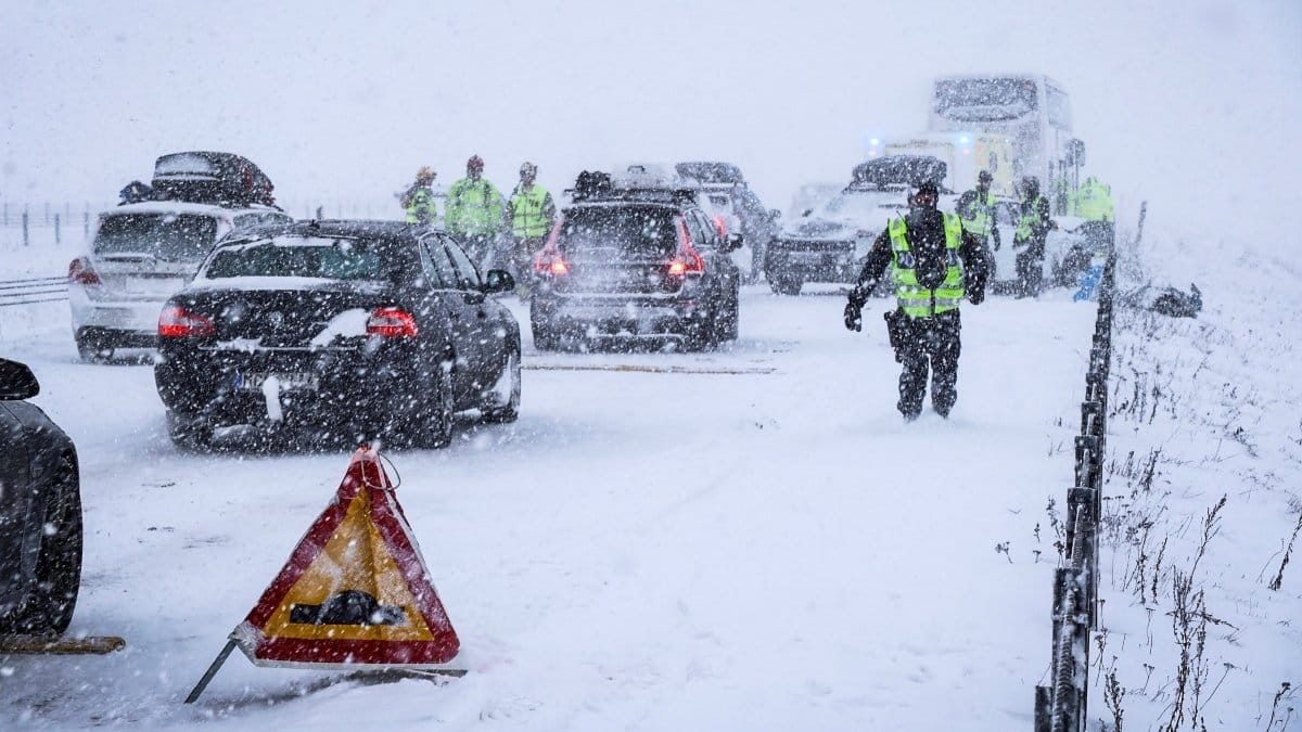 Ett 90-tal bilar än inblandade i dubbelkrocken