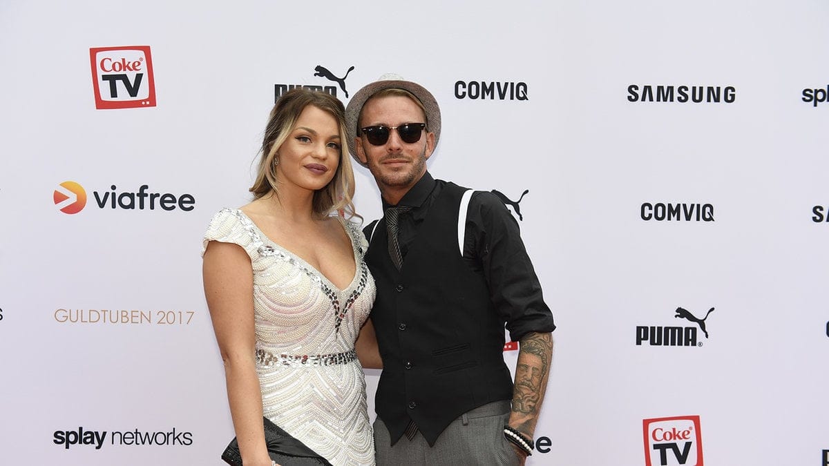 Jonna och Jocke lundell poserar på röda mattan.